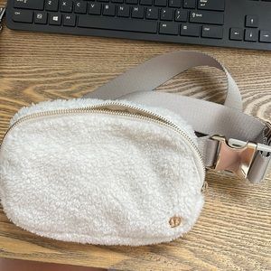 Everywhere belt bag in cream white boucle/fleece